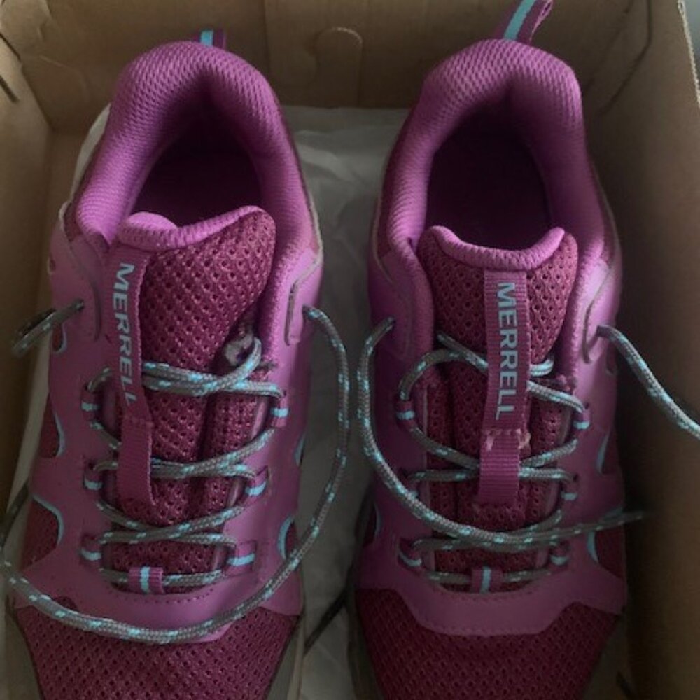 Merrell Kids size 4M hiking shoe with box